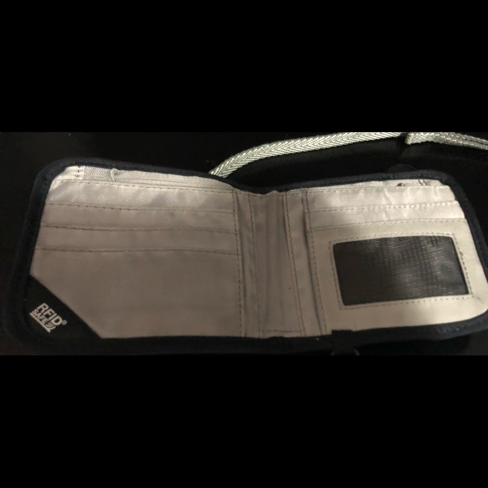 PACSAFE RFID Safe V100 Anti-theft RFID blocking - Picture 3 of 6